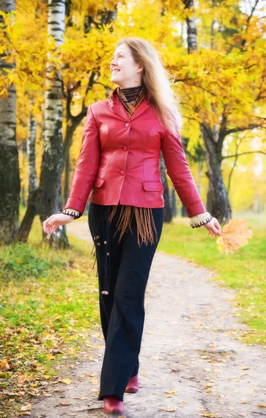 Młoda kobieta spacerująca w parku — Zdjęcie stockowe
