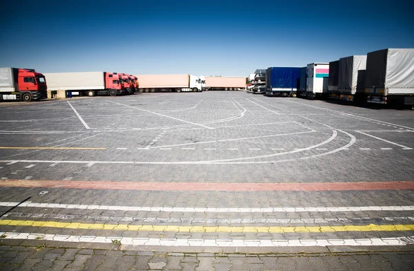 Camiones en un aparcamiento —  Fotos de Stock