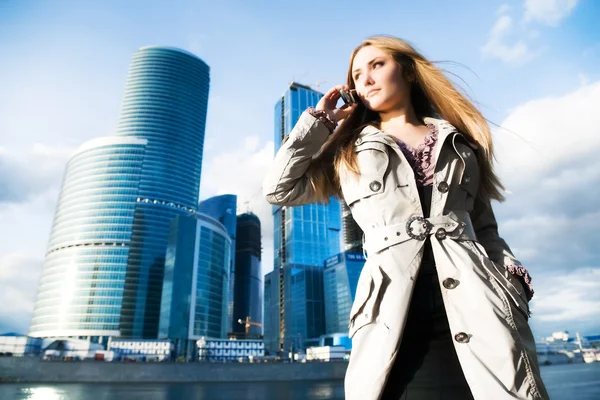 Jeune femme d'affaires avec téléphone portable — Photo