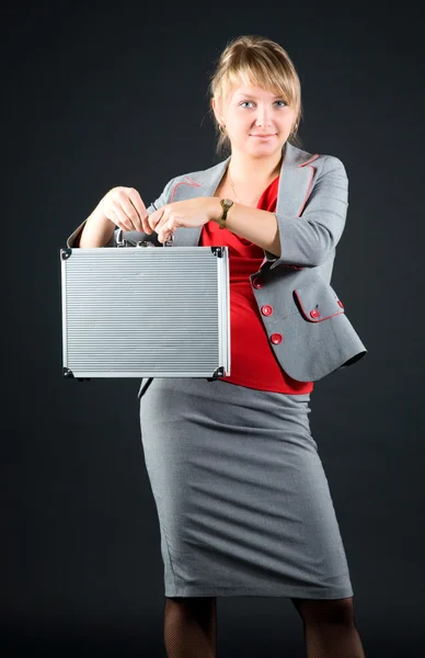 Mujer joven sosteniendo maleta metálica — Foto de Stock