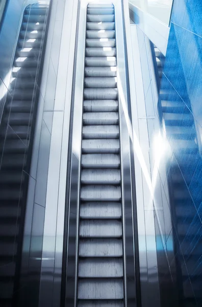 Uma escada rolante moderna — Fotografia de Stock