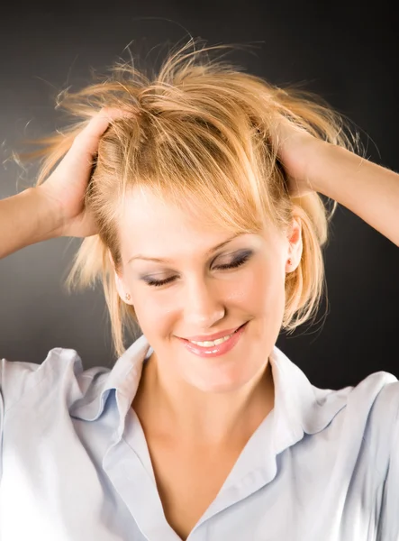 Fröhliche Frau mit zerzausten Haaren — Stockfoto