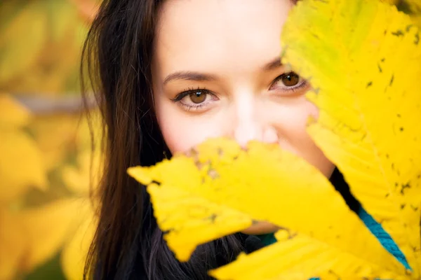 Frau mit gelben Blättern Porträt — Stockfoto