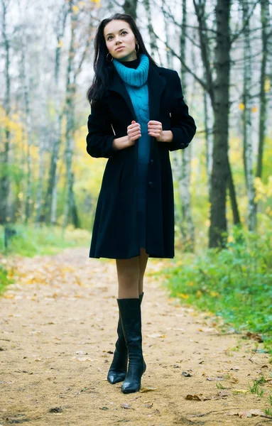 Štíhlá bruneta žena v parku — Stock fotografie