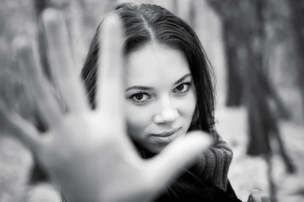Γυναίκα, τεντώνοντας το χέρι στην κάμερα — Φωτογραφία Αρχείου