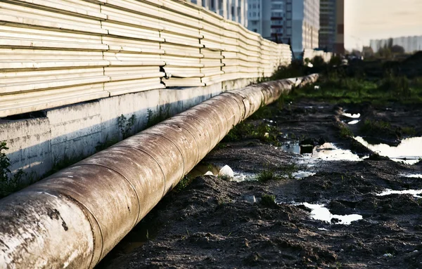 汚れた地面に下水道 — ストック写真