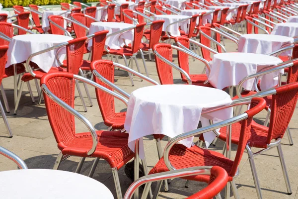 Restaurant tabellen buitenshuis — Stockfoto