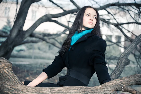 Ung kvinna på en gren — Stockfoto