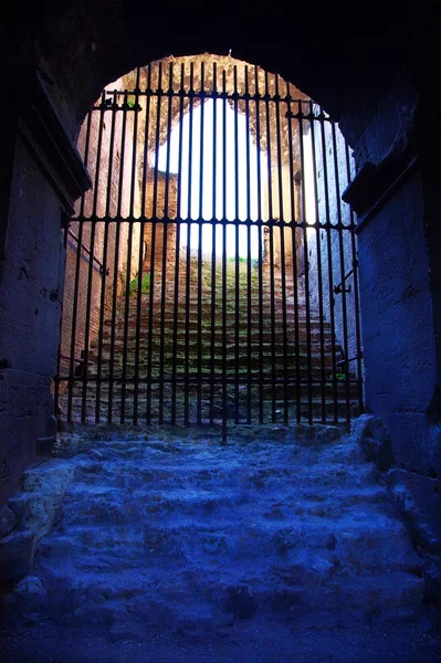 Закрытые ворота из кованого железа — стоковое фото
