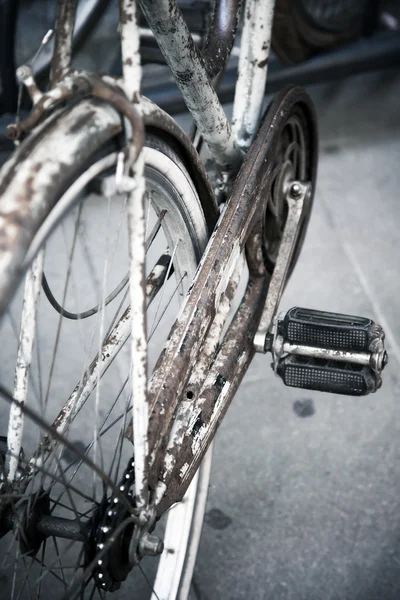 Velha bicicleta enferrujada closeup — Fotografia de Stock