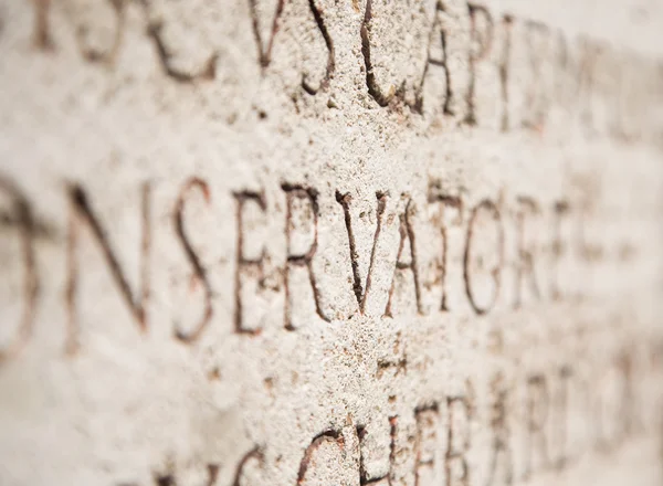Texto antiguo sobre una piedra — Foto de Stock