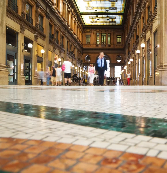 Promenader i modernt businesscenter — Stockfoto