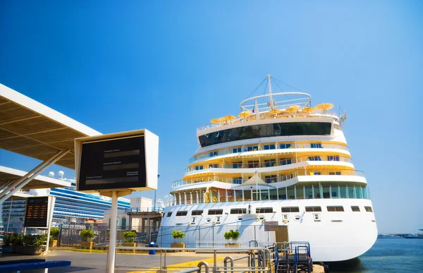 Groot cruiseschip in een kade — Stockfoto