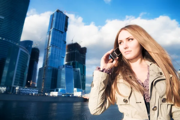 Молодая предпринимательница с мобильным телефоном — стоковое фото