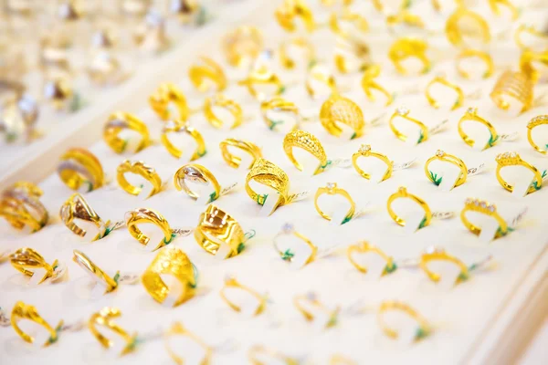 Goldene Ringe im Schaufenster — Stockfoto