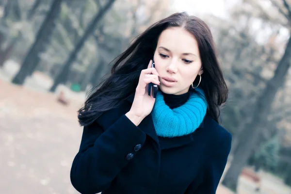 Nő beszél mobiltelefon — Stock Fotó