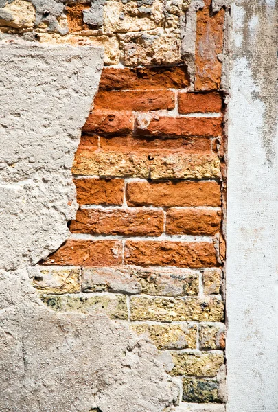 Bakstenen muur met grote spleet — Stockfoto