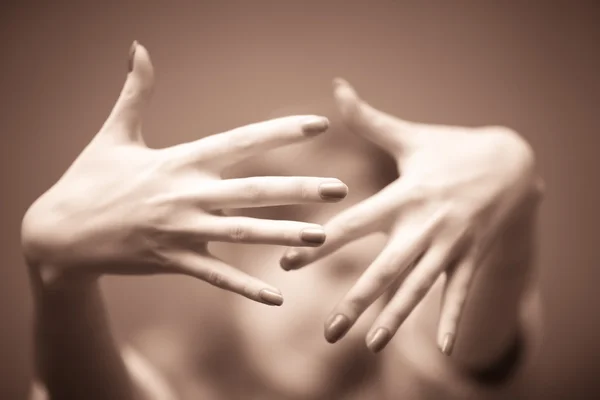 Mãos de mulher jovem — Fotografia de Stock