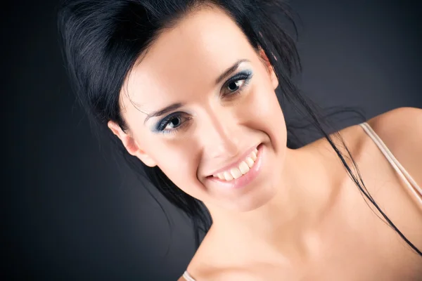 Lachende brunette vrouw portret — Stockfoto
