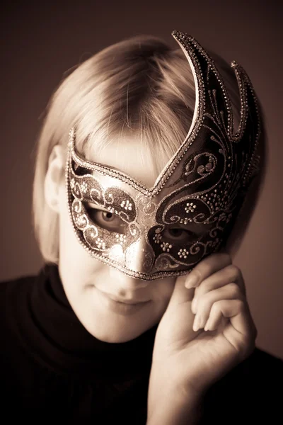 Junge Frau mit Maskenporträt — Stockfoto