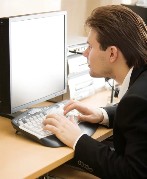 Человек перед экраном компьютера — стоковое фото
