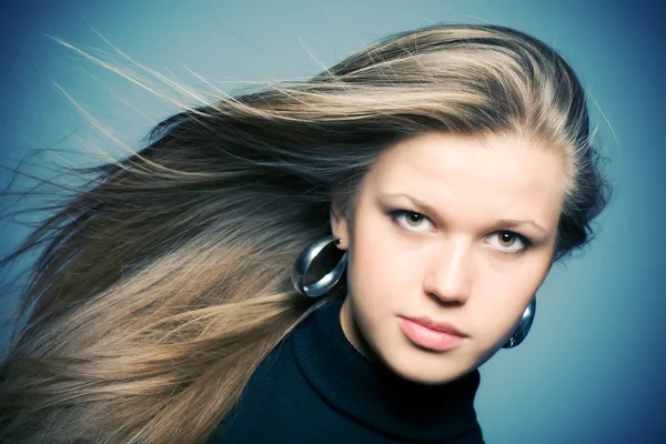 なびく髪を持つ女性 — ストック写真