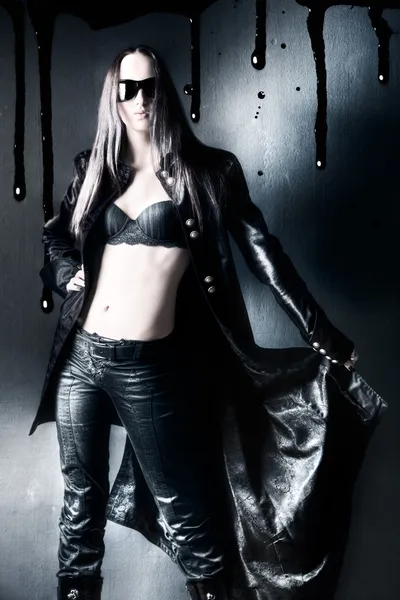 Mulher gótica com capa de chuva preta — Fotografia de Stock