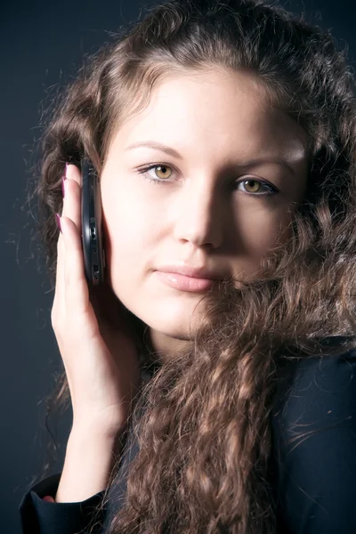 Mladá žena s mobilním telefonem — Stock fotografie