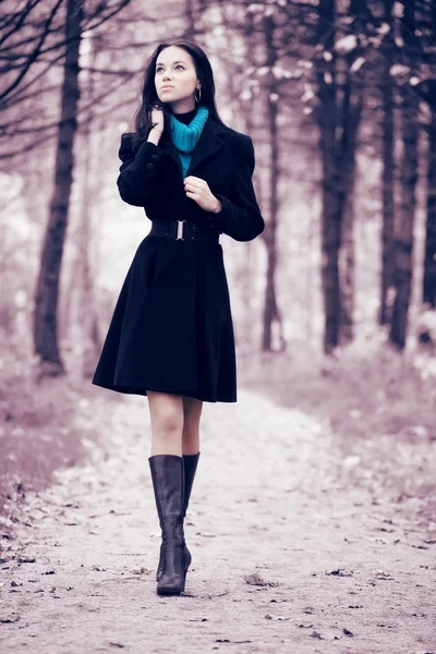 Mujer joven caminando en el bosque —  Fotos de Stock