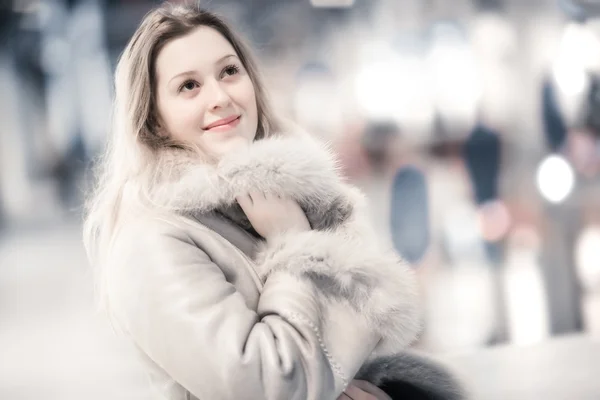 Fiatal nő a téli ruházat — Stock Fotó