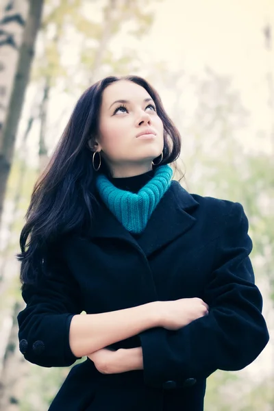 Ung kvinna utomhus porträtt — Stockfoto
