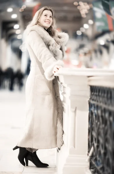 Jonge vrouw in winterkleding — Stockfoto