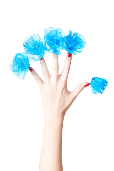 Main de femme avec des fleurs bleues sur les ongles — Photo