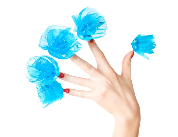 Женщина рука с голубыми цветами на ногтях — стоковое фото