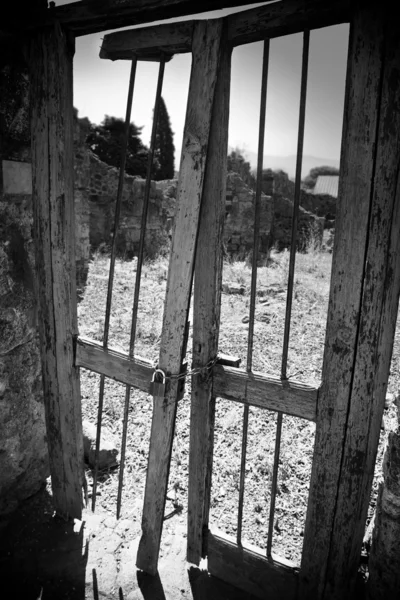 Puerta vieja con barra — Foto de Stock