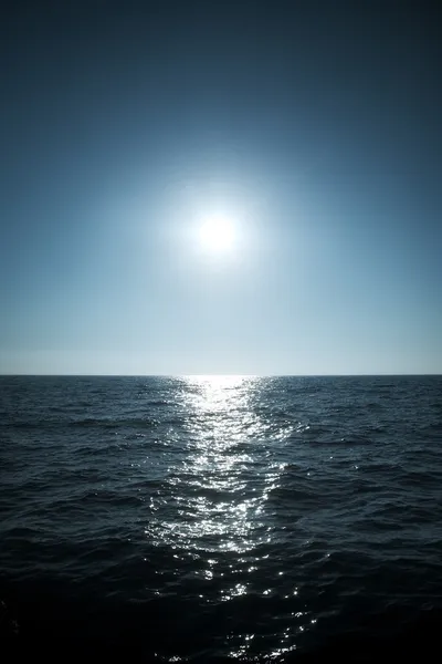 Солнце над морским горизонтом — стоковое фото