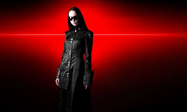 Goth kvinna i svart mantel — Stockfoto
