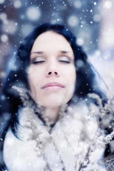 Ung kvinna anbud porträtt med snö — Stockfoto
