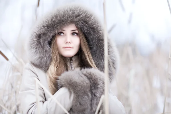 年轻女子冬季肖像 — 图库照片