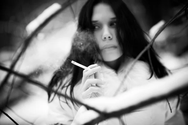 吸烟的女人肖像 — 图库照片
