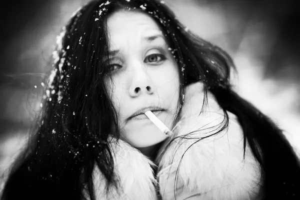 吸烟的女人肖像 — 图库照片