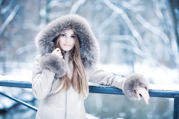 Mujer joven retrato de invierno — Foto de Stock
