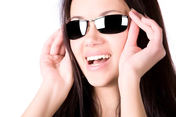 Молодая улыбающаяся женщина в солнечных очках — стоковое фото
