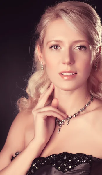 Jonge blonde vrouw portret — Stockfoto
