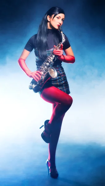 Junge Frau mit Saxophon — Stockfoto
