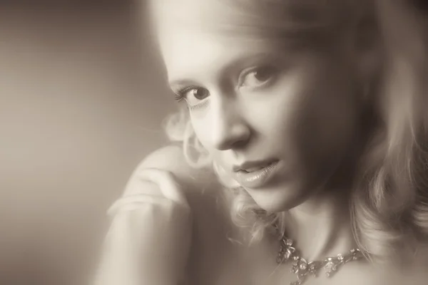 Jonge vrouw romantisch portret — Stockfoto