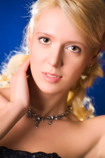 Jeune femme blonde portrait — Photo