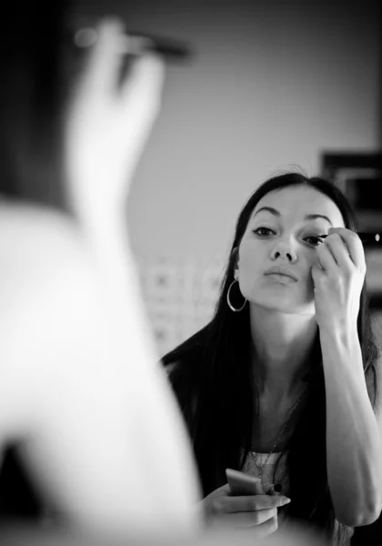 Mujer joven en la sala de maquillaje — Foto de Stock