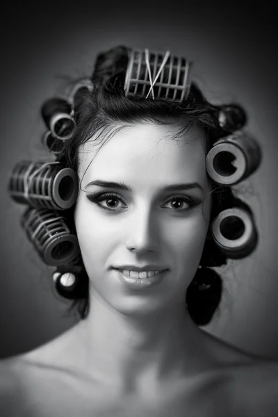 Mujer joven con rodillos de pelo — Foto de Stock