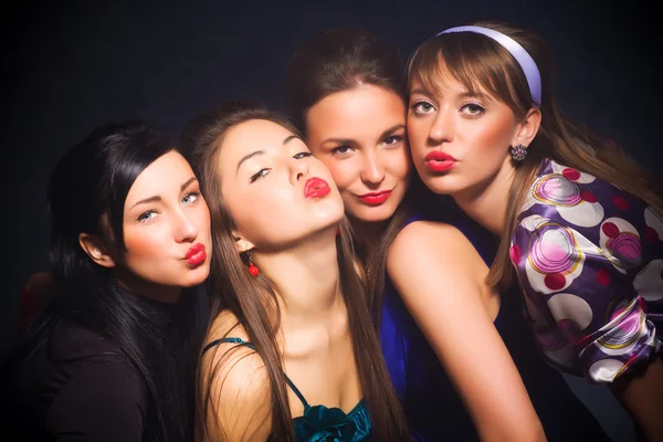 Quatre femmes montrant signe baiser — Photo